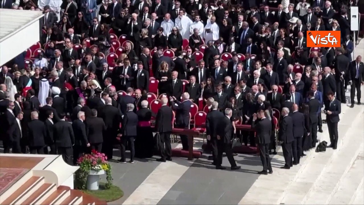 Jd Vance e la moglie seduti vicino a Mattarella alla Messa di insediamento di Papa Leone XIV