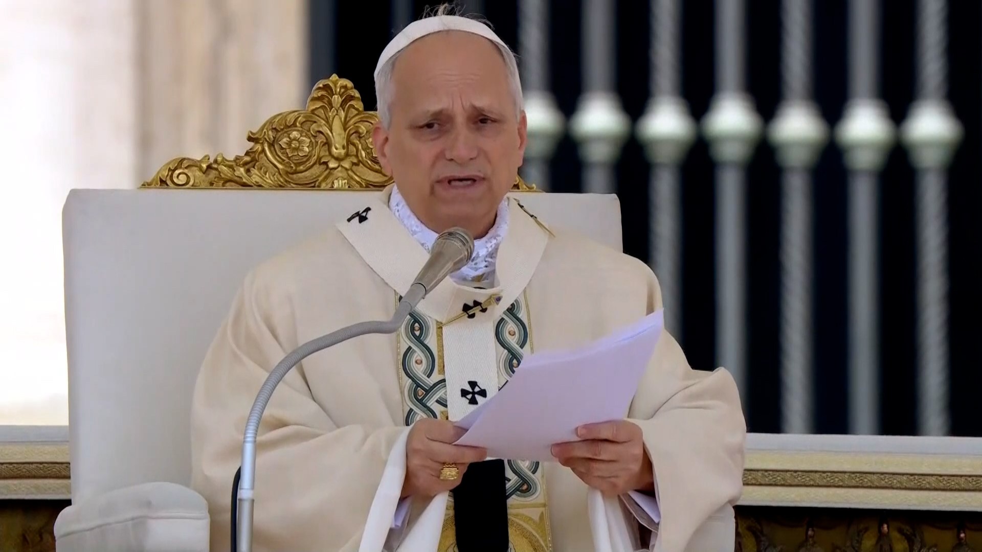 León XIV dice que no debe ser un líder solitario ni un jefe por encima de los demás