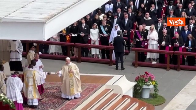 Papa Leone XIV compie rito di benedizione e aspersione dell'acqua santa a San Pietro