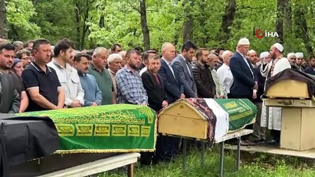 Bir karış toprak için öldürülen anne-baba ve oğlu yan yana defnedildi