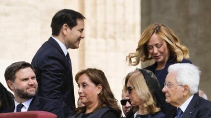 Tajani blocca Meloni, l'applauso di Zelensky, il bacio di Vance alla moglie: il racconto dell’intronizzazione di Papa Leone XIV