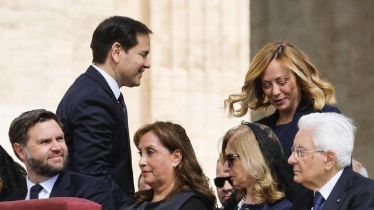 Tajani blocca Meloni, l'applauso di Zelensky, il bacio di Vance alla moglie: il racconto dell’intronizzazione di Papa Leone XIV