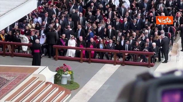 Zelensky e von der Leyen seduti vicini alla Messa di insediamento di Papa Leone XIV