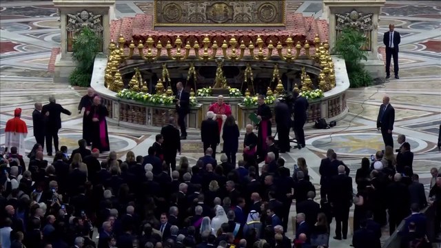 El Papa Leo XIV saluda a los líderes mundiales tras la misa inaugural