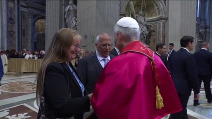 Papa Leone abbraccia suo fratello in un momento toccante dopo la messa inaugurale