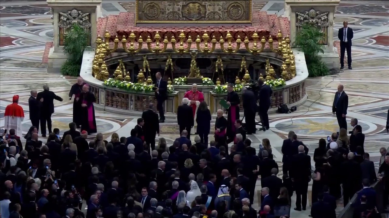 Papa Leone XIV saluta i leader mondiali dopo la messa inaugurale