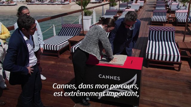Cannes : Michel Hazanavicius immortalise ses empreintes de mains