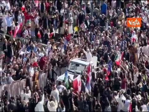 Leone XIV saluta i fedeli a bordo della Papamobile prima della Messa per l'insediamento