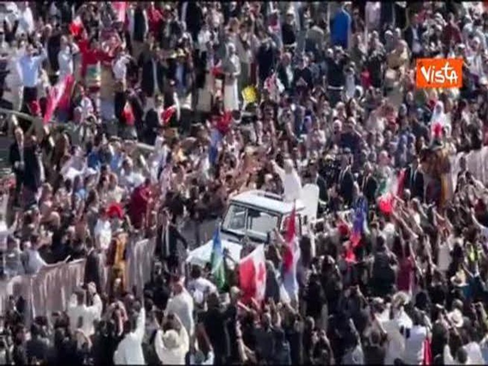Leone XIV saluta i fedeli a bordo della Papamobile prima della Messa per l'insediamento