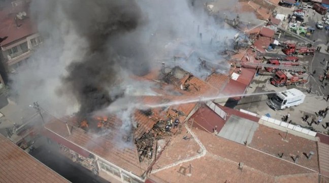 Erzincan'da çok sayıda dükkanda yangın