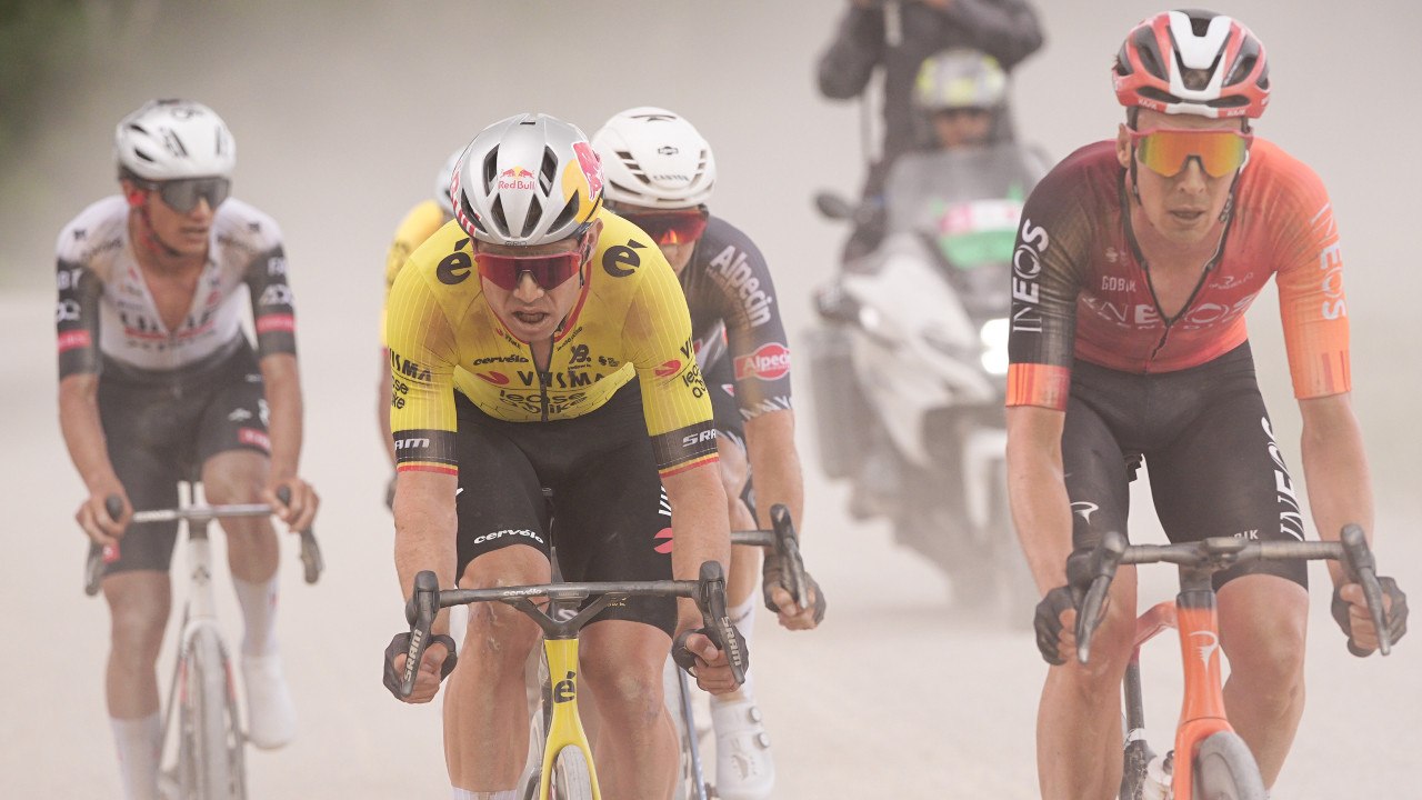 Cycling - Giro d'Italia 2025 - Stage 9 highlights - Crazy Strade Bianche stage... a revenant wins it