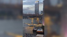 Momento en el que choca el buque escuela mexicano Cuauhtémoc con el puente de Brooklyn