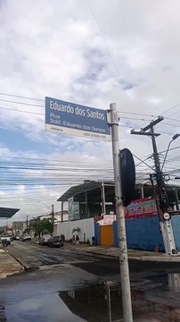 Rua alagada na Jatipuca, em Maceió, amanhece tomada de placas de carro