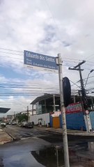 Rua alagada na Jatipuca, em Maceió, amanhece tomada de placas de carro