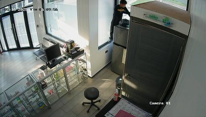 Policía captura y enchacha a niño por 'robar' en negocios en Copán