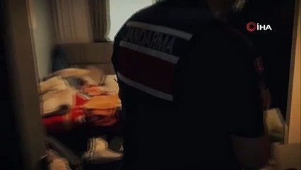 2 kişi gözaltına alındı! Bakın gardırobun içinden ne çıktı