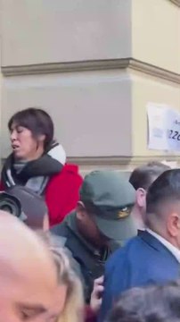 Un reportero golpea en la boca a Javier Milei con el micrófono