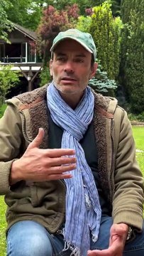 Anthony Delon raconte le quotidien de Douchy, domaine dans lequel vivait son père avec notamment son chien Loubo et dans lequel il est désormais enterré