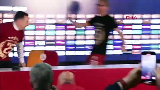 Galatasaraylı futbolculardan basın toplantısına baskın!