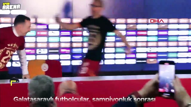 Galatasaraylı futbolculardan Okan Buruk'un basın toplantısına baskın!