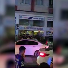 Şampiyonluk kutlayan Galatasaraylılara saldırı! Taraftarların araçları taşlandı, üzerindeki formalar çıkartılıp yakıldı