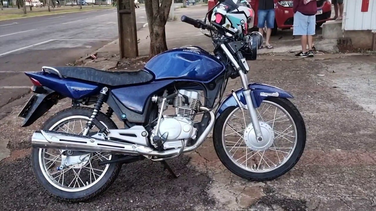 Acidente entre carro e moto na Avenida Brasil deixa jovem ferido