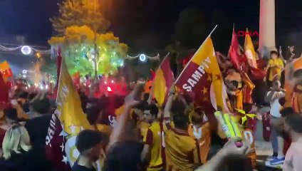 Şampiyonluk kutlayan Galatasaraylı aile bebeğini yolda unuttu