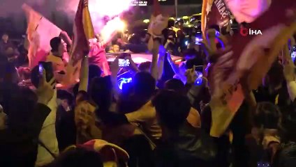 Fenerbahçeli taraftar Galatasaray'ın şampiyonluğunu omuzlarda kutladı
