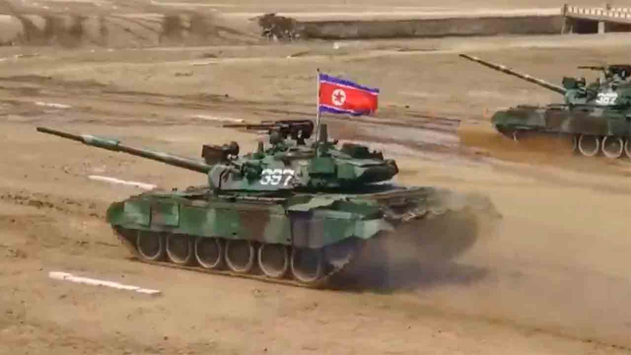 Kim Jong-un supervisiona la dimostrazione dei carri armati Chonma-216 durante un’esercitazione militare strategica