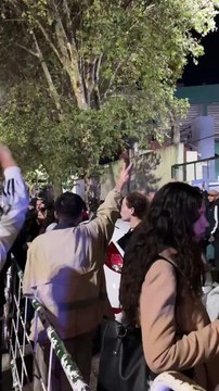 La militancia cantó la marcha peronista en las afueras del búnker