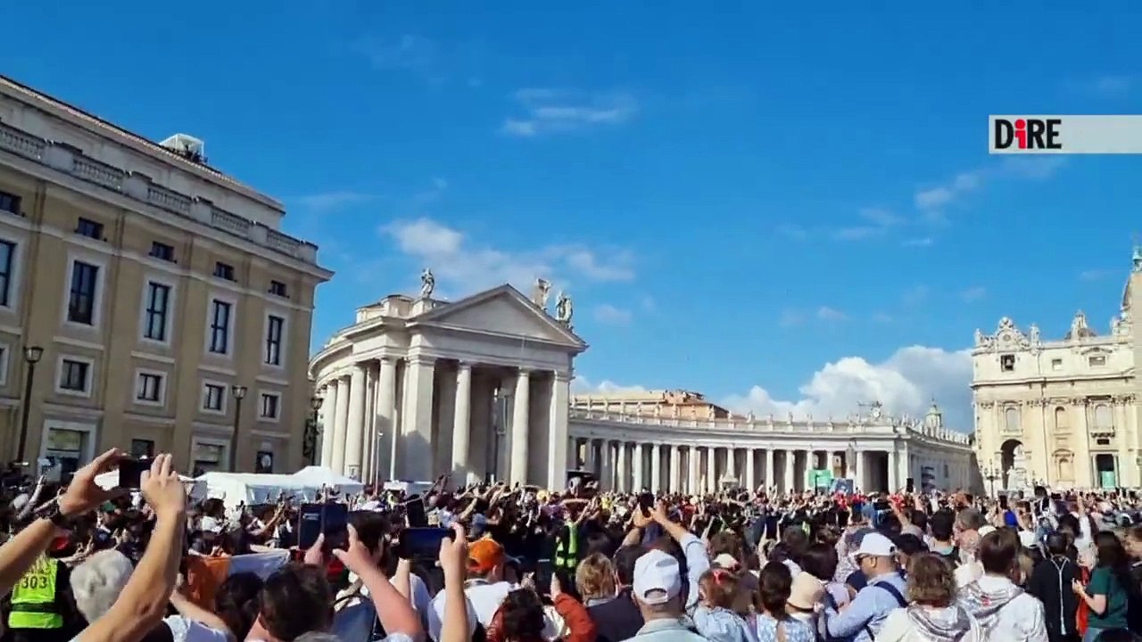 Roma -​ PAPA. LEONE XIV IN VIA DELLA CONCILIAZIONE, SALUTA DALLA JEEP (18.05.25)