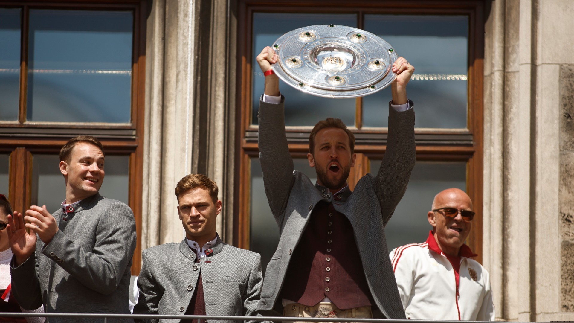 Kane and Stanway lead Sweet Caroline sing-along