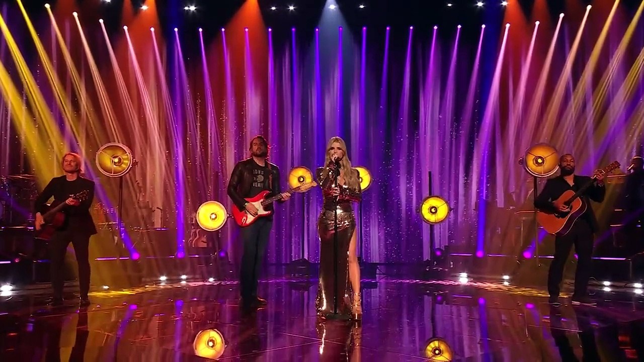 Jessica Simpson Sings "These Boots Are Made For Walking" on American Idol