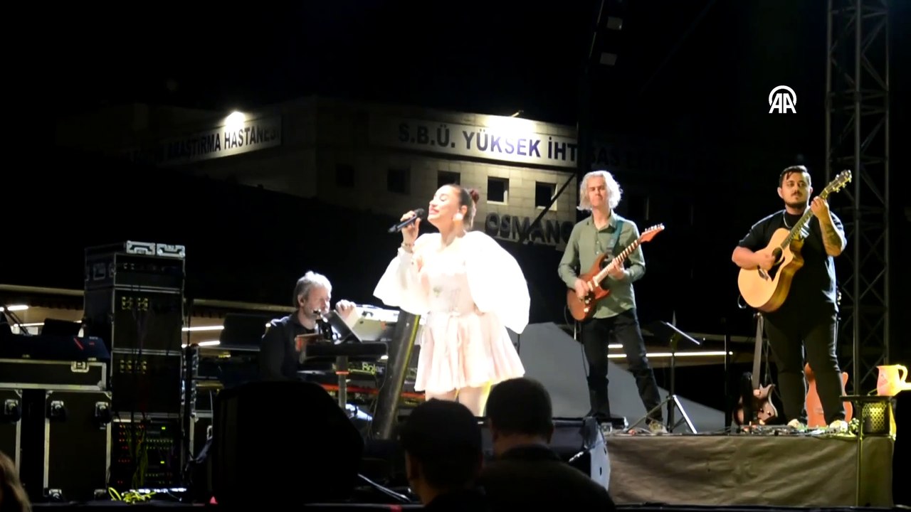 Antakya Medeniyetler Korosu ve Ceylan Ertem Bursa\'da konser verdi