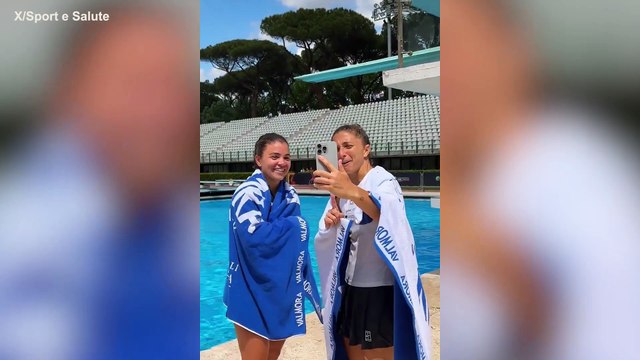 Errani e Paolini bagnano la vittoria a Roma con un tuffo in piscina
