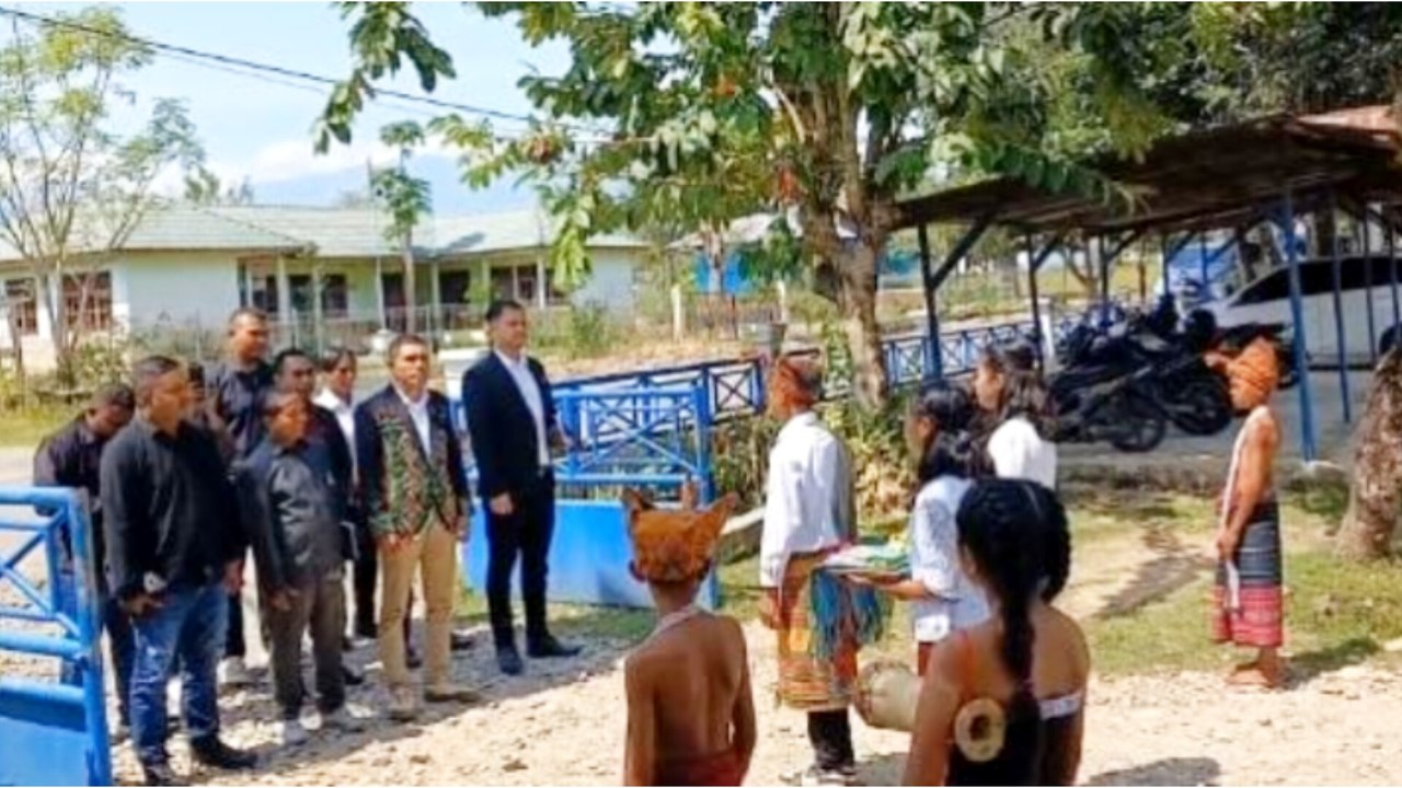 Dengan Tarian dan Sirih Pinang, Peradi Atambua Disambut Hangat di SMP 2 Tastim Belu