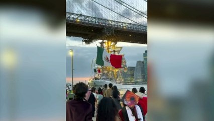 Il momento in cui la nave della marina messicana colpisce il ponte di Brooklyn