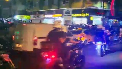 Galatasaray bayrağını yakıp, taraftarlara saldırdılar!