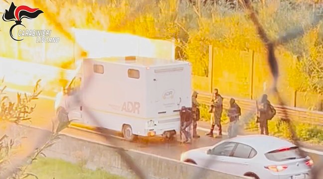 Assalto al portavalori in Toscana, la ricostruzione dei carabinieri: l'assalto, le chiamate dei cittadini, l'esplosione, la fuga