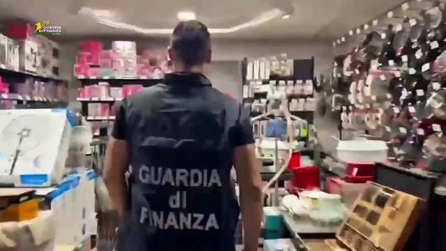 GdiF PALERMO: BLITZ CONTRO IL GIOCO D’AZZARDO. SMANTELLATA UNA BISCA CLANDESTINA, 13 DENUNCIATI E 15 MILA EURO SEQUESTRATI -2- (19.05.25)