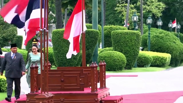 Prabowo Rapikan Dasi Saat Disambut PM Thailand