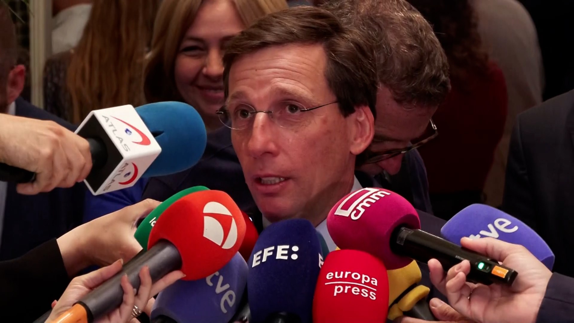 Almeida responde a Aena y advierte que el problema de Barajas no se resuelve "fumigando"