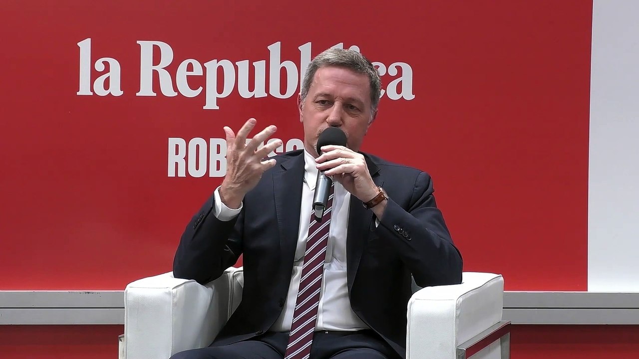 Giannini: "Politica-spettacolo e partito personale, Berlusconi un modello per Trump"