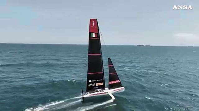 Luna Rossa accoglie l'Amerigo Vespucci a Cagliari