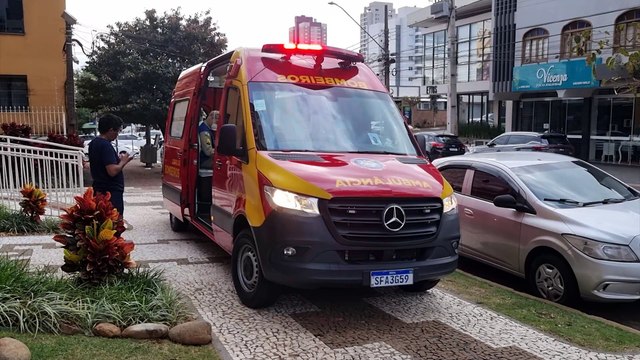 Com patinete, mulher se envolve em acidente com carro e precisa do atendimento dos Bombeiros