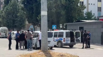 Adliye binası önünde akraba ailelerin kavgası