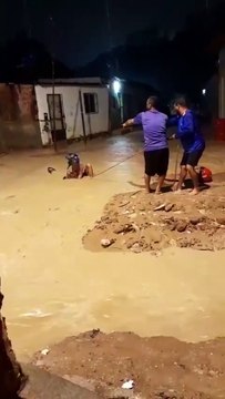 Motociclista cai em buraco durante enxurrada e é resgatado por moradores