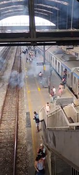 Torcedores soltam fogos em estação e PMs reagem com spray de pimenta e tiros