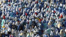 Landerneau décroche le record du monde de rassemblement de Schtroumpfs