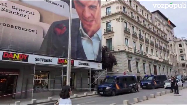 Hazte Oír coloca una lona gigante contra Sánchez y la policía aparece al poco